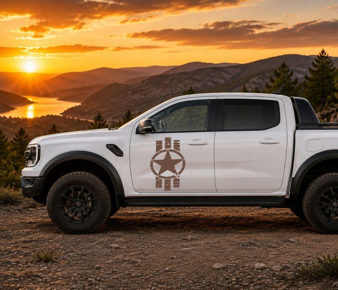 Sticker étoile militaire vintage appliqué sur le côté d'un pick-up blanc tout-terrain dans un paysag